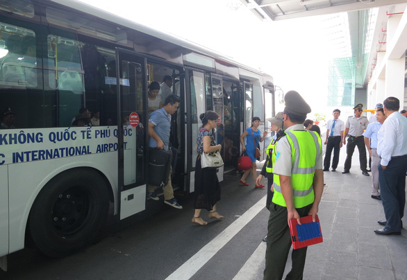 Kiểm tra sức khỏe du khách nước ngoài tại Cảng hàng không quốc tế Phú Quốc 