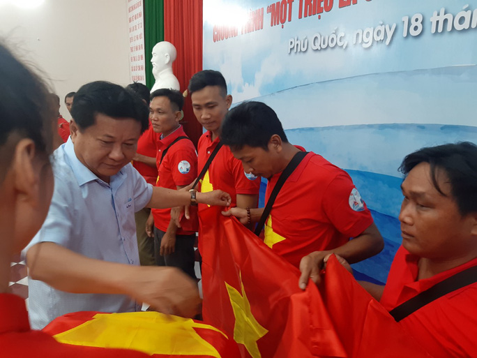 Lãnh đạo huyện Phú Quốc cùng trao cờ Tổ quốc và quà cho ngư dân