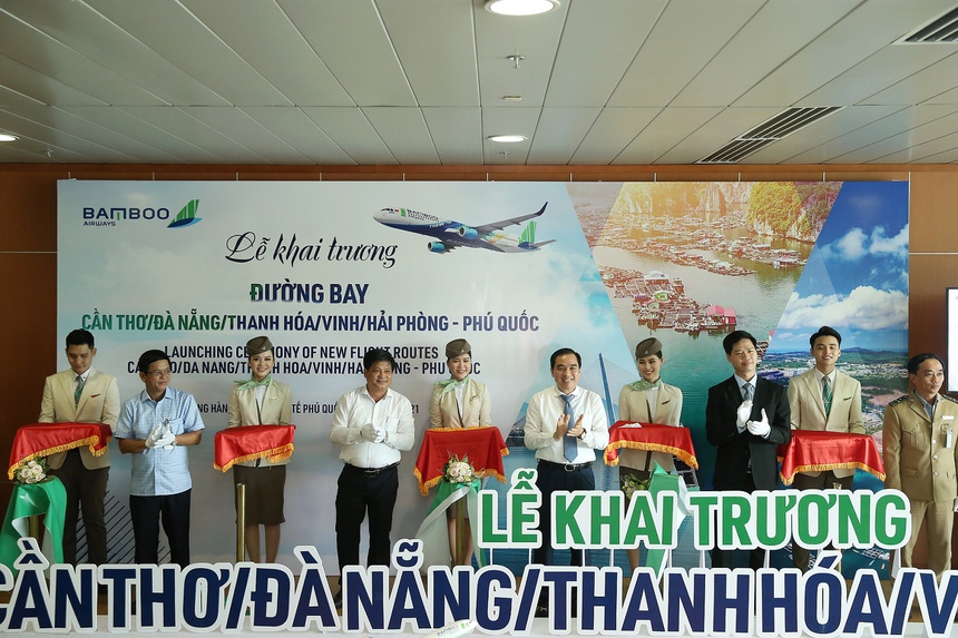 Lãnh đạo Phú Quốc và Bamboo Airways cắt băng khai trương đường bay