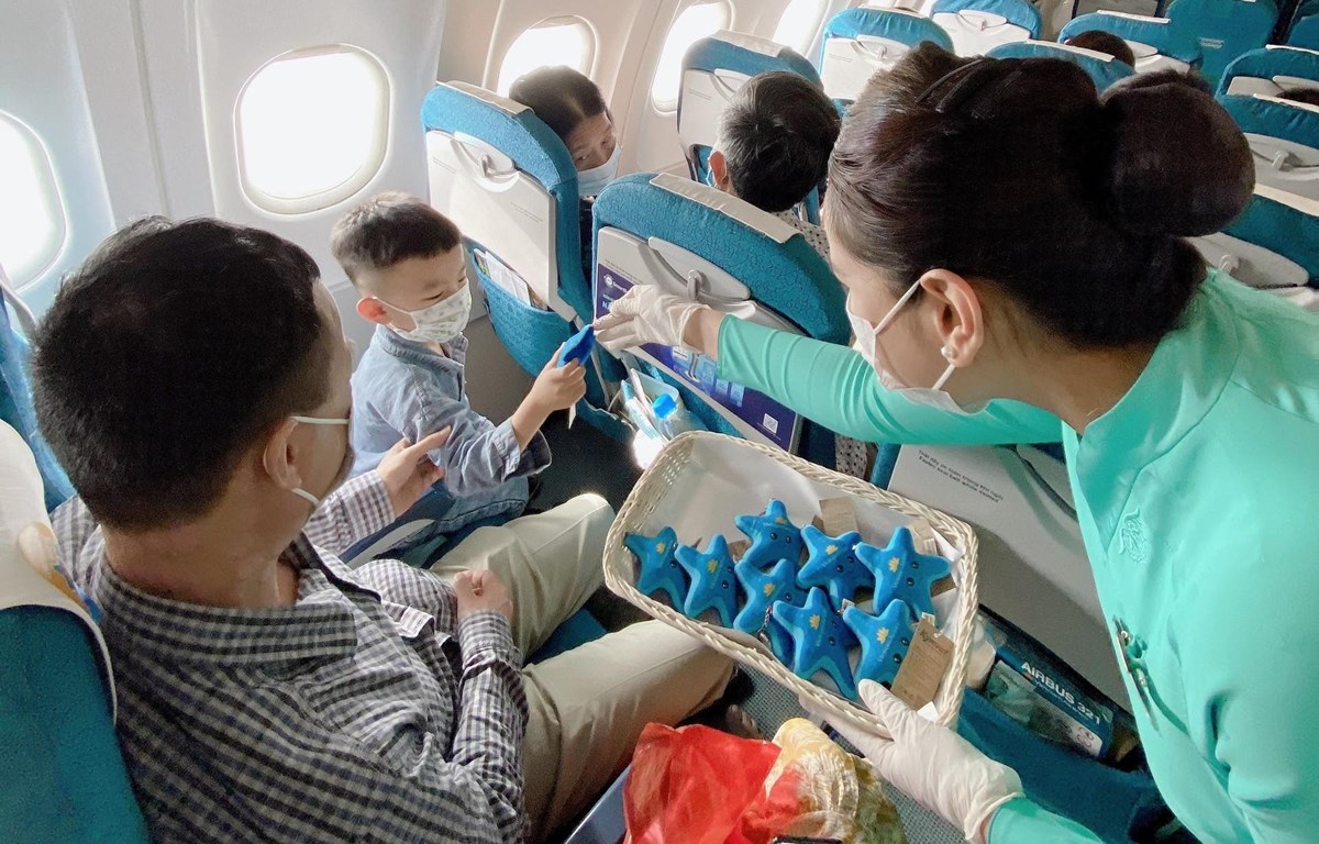 Hành khách “nhí” nhận món quà lưu niệm là chiếc móc khóa sao biển nhồi bông từ Vietnam Airlines trên chuyến bay tới Phú Quốc nhằm bảo vệ sao biển