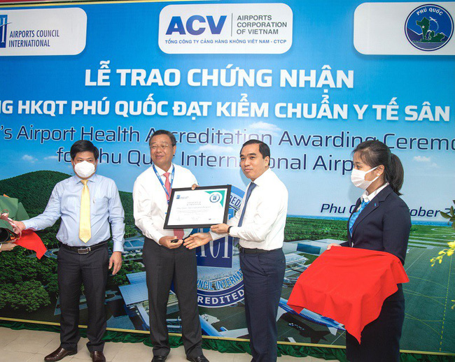 Lãnh đạo thành phố Phú Quốc trao chứng nhân AHA cho Giám đốc Cảng hành khách quốc tế Phú Quốc