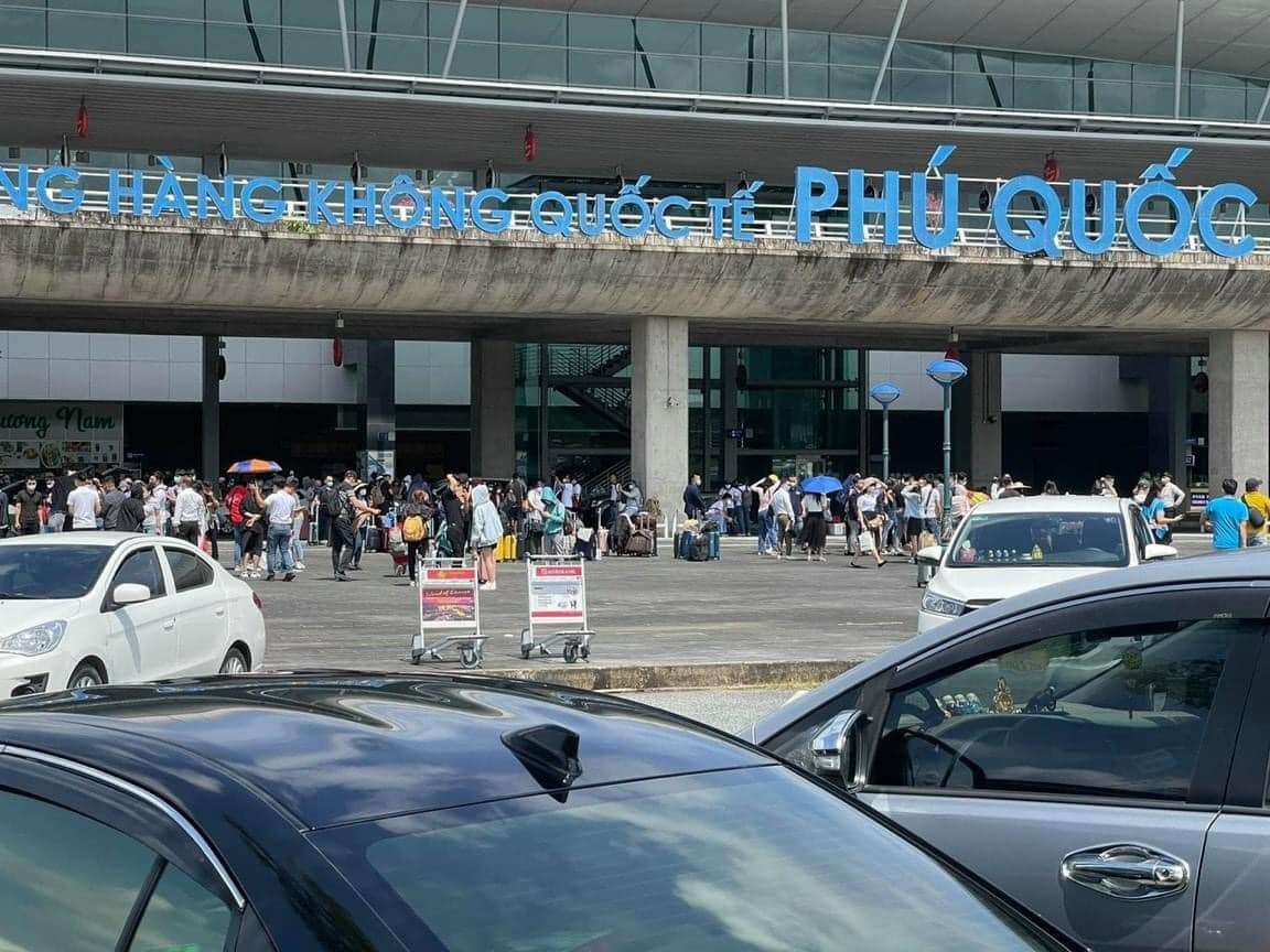 Cảng hàng không quốc tế Phú Quốc trở lại với sự "tấp nập" của du khách trên cơ sở an toàn