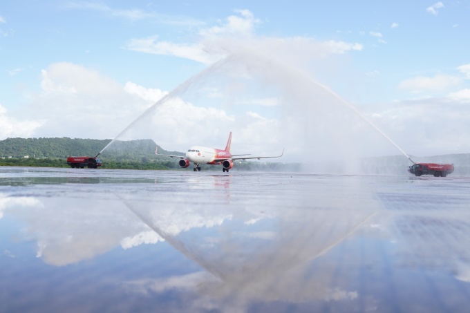 Chuyến bay khai trương đường bay của Vietjet kết nối Phú Quốc với Mumbai được chào đón với nghi thức vòi rồng sáng 9/9 tại sân bay Phú Quốc