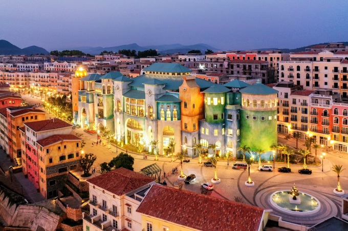 Khung cảnh thị trấn Địa Trung Hải