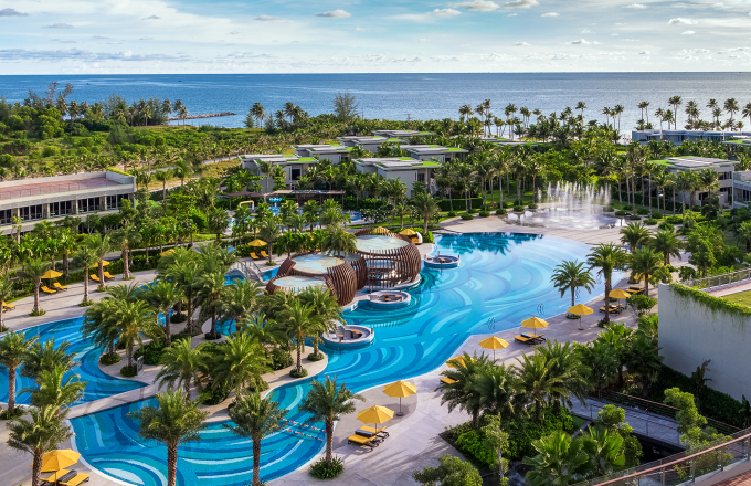 Khách sạn Pullman nằm ở bãi Trường trên đảo Phú Quốc với diện tích 6ha, gồm 331 phòng và 170 m đường bờ biển, cách sận bay 10 phút đi ô tô. Giá phòng một đêm từ 2,8 triệu đồng.