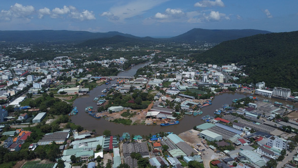 Phó chủ tịch tỉnh Kiên Giang yêu cầu đơn vị tư vấn thiết kế khảo sát, xây dựng phương án hai tuyến đường cặp sông chạy xuyên suốt lên hồ điều tiết ở phía thượng nguồn thuộc khu phố 5, Dương Đông