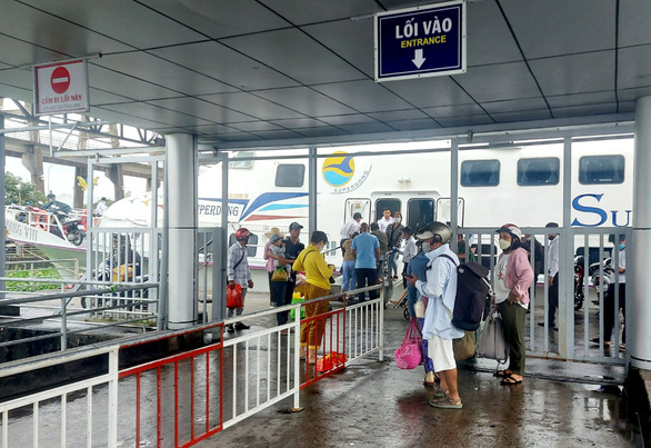 7h sáng 29-9, du khách đã đến sớm để mua vé và chờ xuống tàu cao tốc đi Phú Quốc