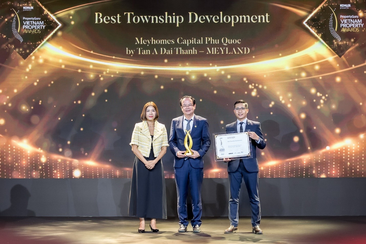 Đại diện Tân Á Đại Thành - Meyland nhận giải thưởng dự án “Khu đô thị tốt nhất”