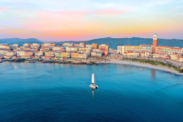 Thị trấn hoàng hôn với phong cách Địa Trung Hải đẹp ngoạn mục bên bờ biển Nam đảo Ngọc