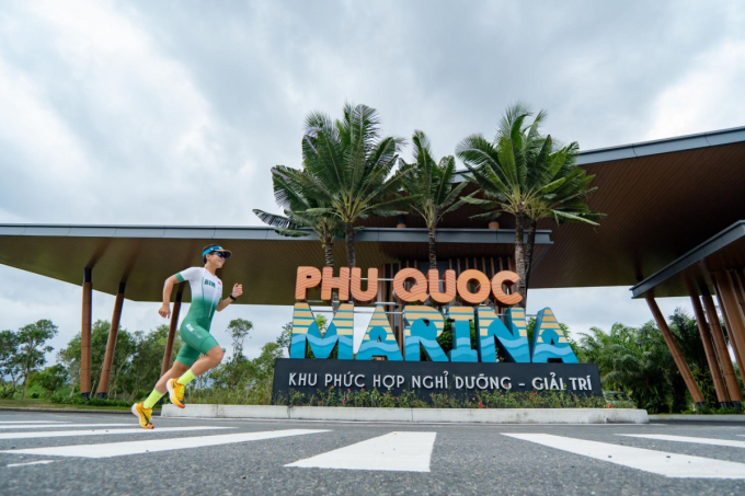 "Nữ hoàng triathlon Việt" - Lâm Túc Ngân - đang thử đường chạy của Phu Quoc Marina