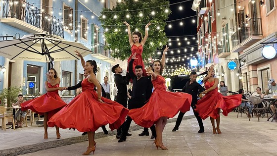 Những vũ điệu Latinh nóng bỏng tại phố đêm Sorrento